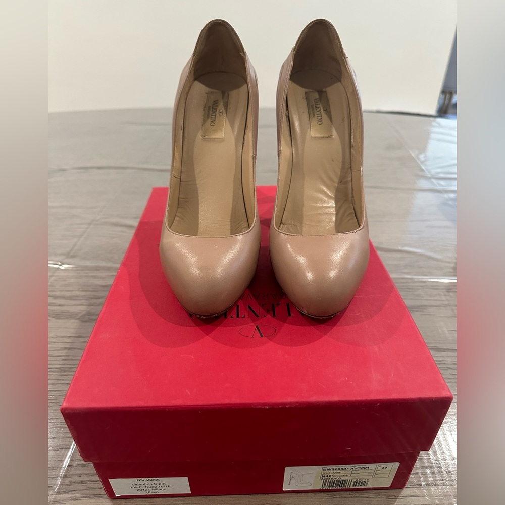 Valentino beige heels 39